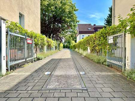 Zufahrt zum Haus Zufahrt zum Haus - Mehrfamilienhaus in 63071 Offenbach mit 1076m² kaufen
