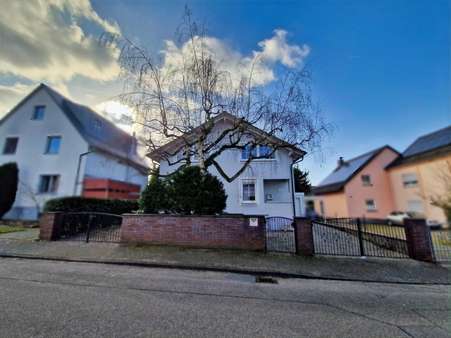 Straßenansicht - Einfamilienhaus in 63456 Hanau mit 131m² kaufen