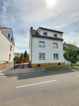 weitere Straßenansicht - Einfamilienhaus in 63457 Hanau mit 156m² kaufen