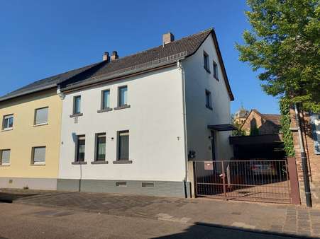 Straßenansicht - Doppelhaushälfte in 63457 Hanau mit 104m² kaufen