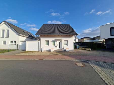Straßenansicht - Einfamilienhaus in 63505 Langenselbold mit 105m² kaufen