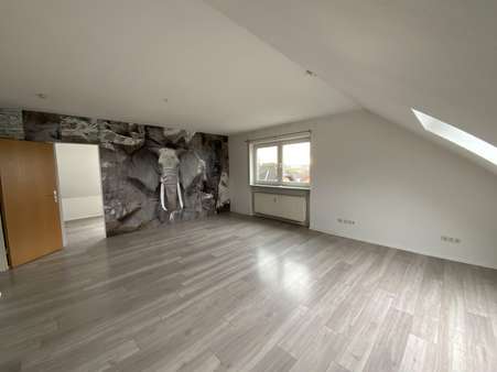 Wohn-/Essbereich im Leerstand - Dachgeschosswohnung in 63543 Neuberg mit 72m² kaufen