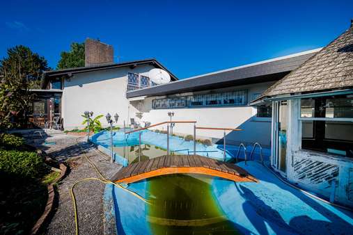 Außenansicht Pool - Villa in 64832 Babenhausen mit 217m² kaufen