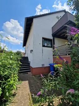 Zweifamilienhaus in zentraler und ruhiger Lage