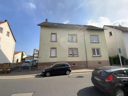 Außenansicht Straße - Dachgeschosswohnung in 63477 Maintal mit 98m² kaufen