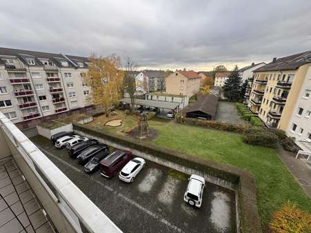 Blick von der Loggia - Etagenwohnung in 60388 Frankfurt mit 100m² kaufen