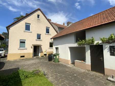 Haupthaus Ansicht mit Nebengebäude - Einfamilienhaus in 63538 Großkrotzenburg mit 110m² kaufen