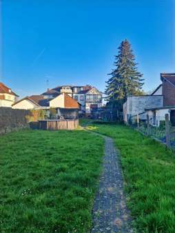 Blick in den Garten Blick in den Garten - Zweifamilienhaus in 63526 Erlensee mit 202m² kaufen