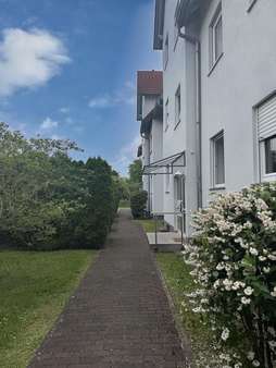 Fussweg zum Eingang - Maisonette-Wohnung in 63538 Großkrotzenburg mit 82m² kaufen
