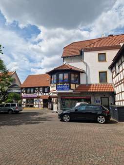 Blick vom Parkplatz auf die Gebäude Blick vom Parkplatz auf die Gebäude - Mehrfamilienhaus in 63486 Bruchköbel mit 110m² kaufen