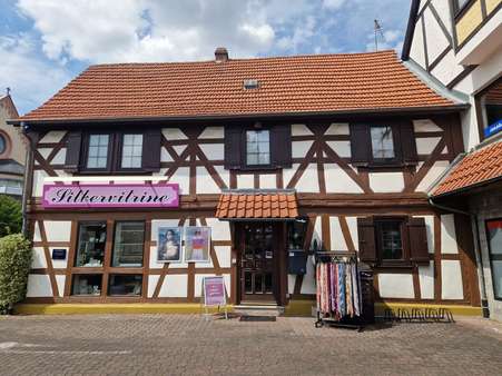 Fachwerkhaus mit der Silbervitrine Fachwerkhaus mit der Silbervitrine - Mehrfamilienhaus in 63486 Bruchköbel mit 110m² kaufen