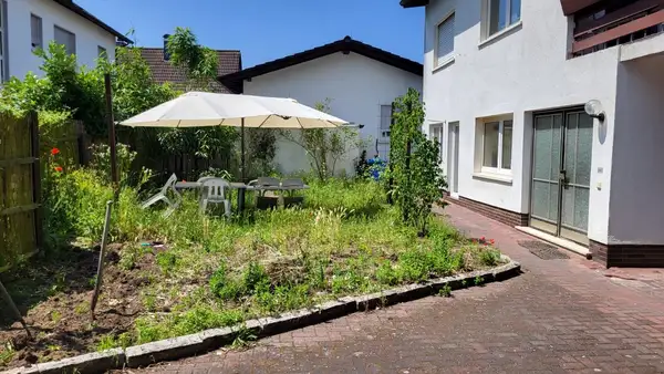 Sanierungsbedürftig - freistehendes EFH - 2 Garagen