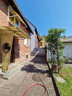 Hofansicht Hofansicht - Zweifamilienhaus in 63457 Hanau mit 106m² kaufen