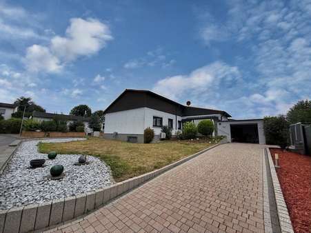 Einfahrt und Rasenfläche Einfahrt und Rasenfläche - Bungalow in 63543 Neuberg mit 111m² kaufen