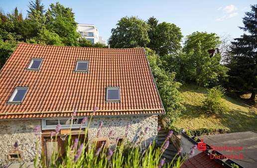 Blick auf Scheune - Einfamilienhaus in 64342 Seeheim-Jugenheim mit 163m² kaufen