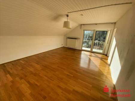 Wohnzimmer im Dachgeschoss - Mehrfamilienhaus in 64380 Roßdorf mit 146m² kaufen