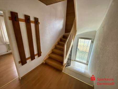 Treppe im Hauseingang - Einfamilienhaus in 64380 Roßdorf mit 129m² kaufen