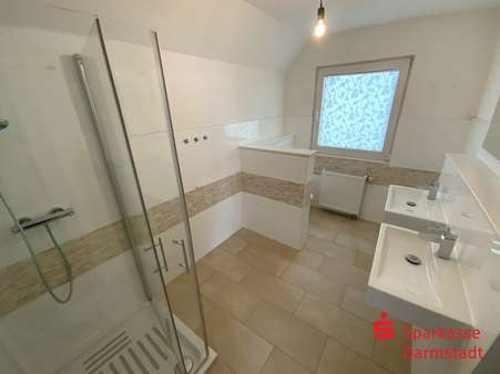 Badezimmer Dachgeschoss - Zweifamilienhaus in 64367 Mühltal mit 224m² kaufen