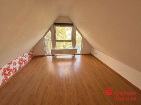 wohnlich nutzbarer Raum 1 Spitzboden - Zweifamilienhaus in 64367 Mühltal mit 224m² kaufen
