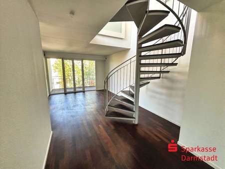 Wohnzimmer mit Balkon - Maisonette-Wohnung in 64295 Darmstadt mit 96m² kaufen