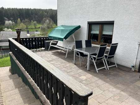 Terrasse am Haus - Einfamilienhaus in 64756 Mossautal mit 70m² kaufen