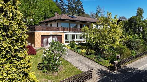Ansicht von der Straße - Einfamilienhaus in 64739 Höchst mit 227m² kaufen
