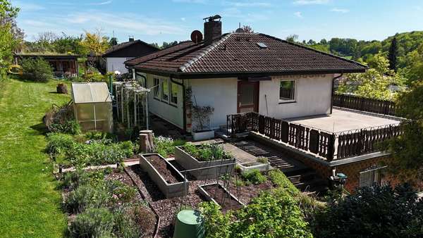 Nutzgarten mit Hochbeeten - Einfamilienhaus in 64739 Höchst mit 227m² kaufen