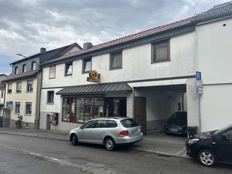 Außenansicht - Hofeinfahrt Außenansicht - Hofeinfahrt - Mehrfamilienhaus in 64760 Oberzent mit 120m² kaufen