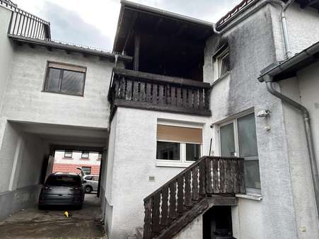 Rückansicht und Hofeinfahrt Rückansicht und Hofeinfahrt - Mehrfamilienhaus in 64760 Oberzent mit 120m² kaufen