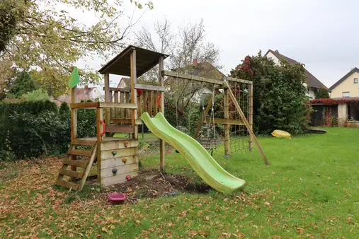 *** Freistehendes Haus mit 2 Wohnungen ***
 und großem Garten