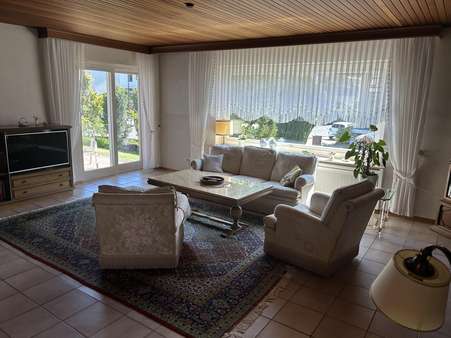 Wohnzimmer - Bungalow in 64572 Büttelborn mit 136m² kaufen