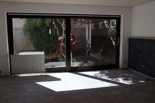 Wohnzimmer EG mit Ausgang zur Terrasse - Einfamilienhaus in 67550 Worms mit 286m² kaufen