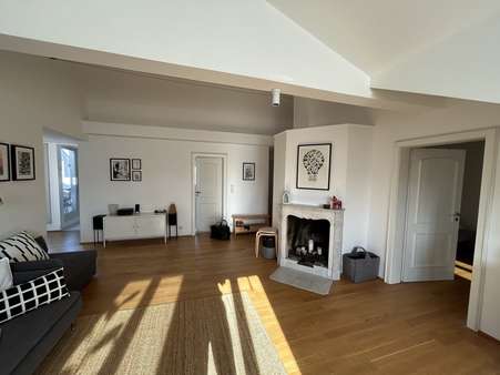 Wohnzimmer mit Kamin - Dachgeschosswohnung in 65185 Wiesbaden mit 93m² kaufen