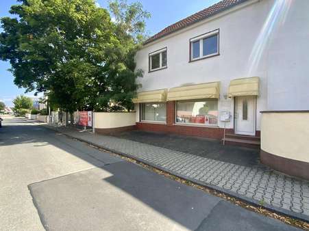 Außenansicht mit Verkaufsraum Außenansicht mit Verkaufsraum - Mehrfamilienhaus in 64546 Mörfelden-Walldorf mit 164m² kaufen