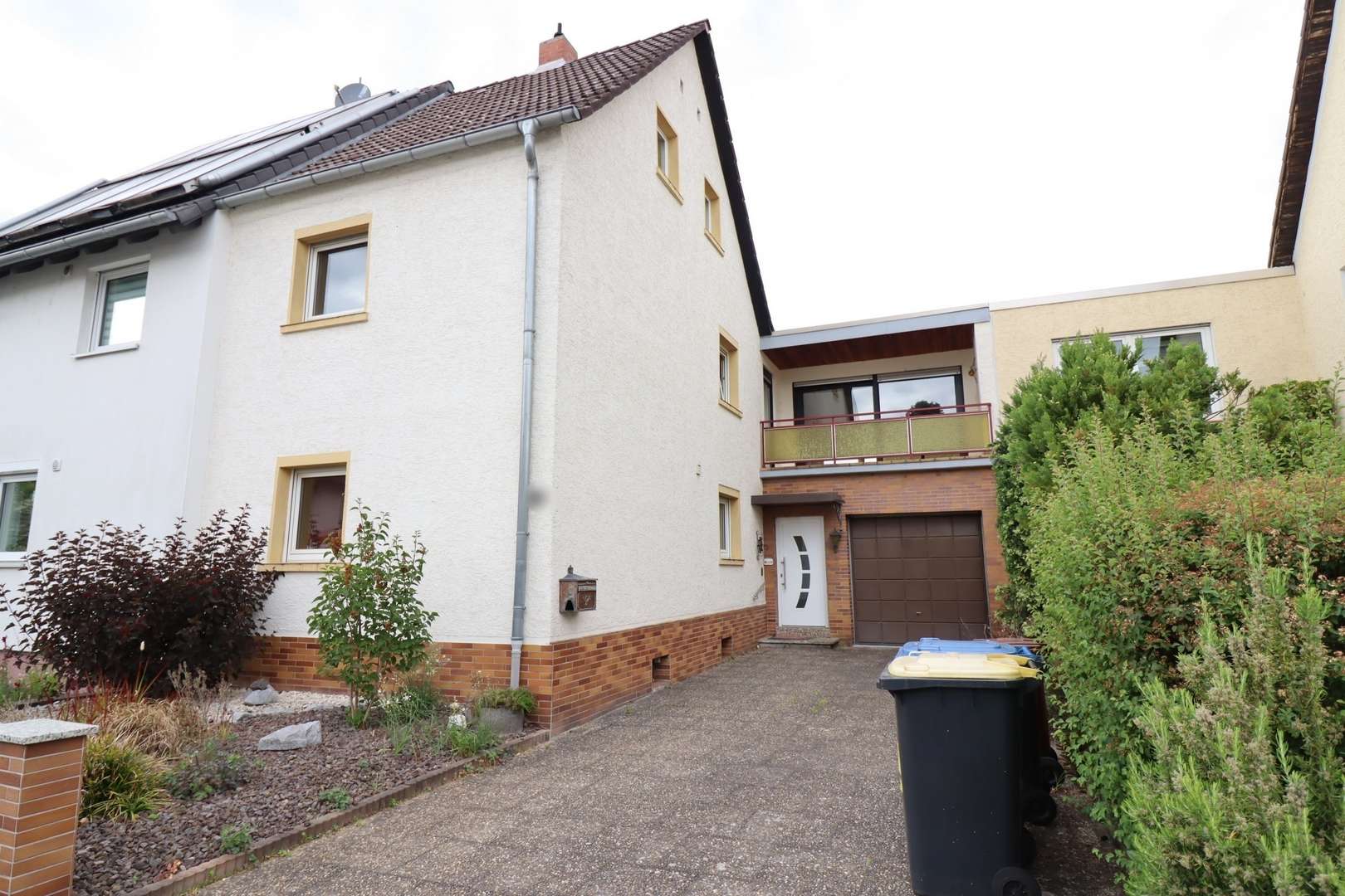 Außenansicht Straßenseite Außenansicht Straßenseite - Doppelhaushälfte in 65428 Rüsselsheim mit 183m² kaufen