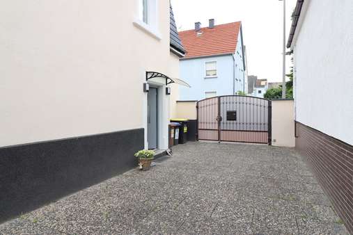 Hofeinfahrt Hofeinfahrt - Einfamilienhaus in 65428 Rüsselsheim mit 129m² kaufen