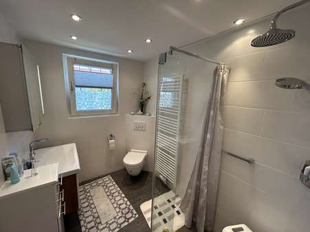 Badezimmer im EG Badezimmer im EG - Zweifamilienhaus in 65468 Trebur mit 248m² kaufen