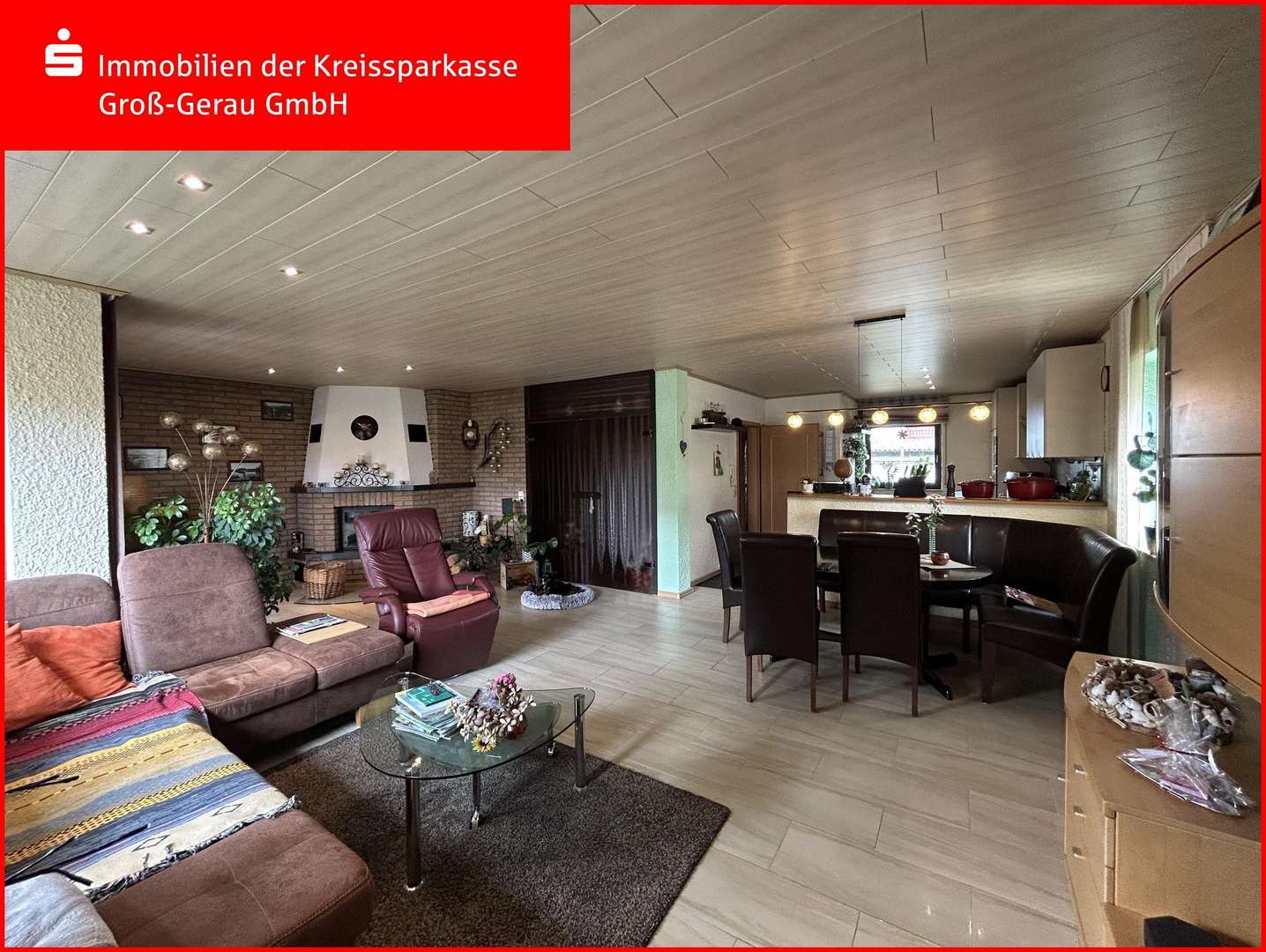 Wohnzimmer mit Kamin - Einfamilienhaus in 64521 Groß-Gerau mit 196m² kaufen