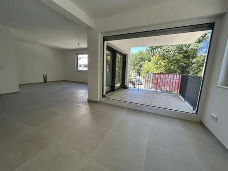 Wohnzimmer / Küche / Balkon Wohnzimmer / Küche / Balkon - Etagenwohnung in 65451 Kelsterbach mit 99m² kaufen