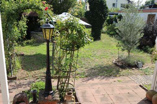 Blick in den Garten - Einfamilienhaus in 65428 Rüsselsheim mit 149m² kaufen