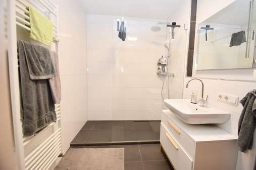 Badezimmer - Dachgeschosswohnung in 63322 Rödermark mit 87m² kaufen