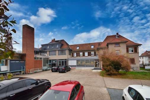 Innenhof mit Parkplätzen - Büro in 64823 Groß-Umstadt mit 130m² mieten