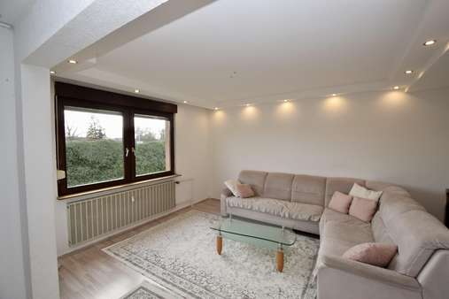 OG - Wohnzimmer - Zweifamilienhaus in 64832 Babenhausen mit 164m² kaufen
