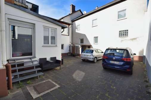 Innenhof und Stellplatz - Erdgeschosswohnung in 64807 Dieburg mit 108m² kaufen