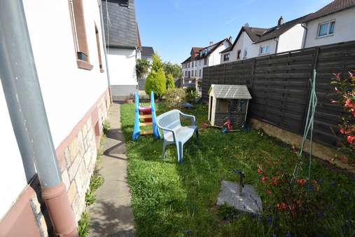 Vorgarten - Erdgeschosswohnung in 64807 Dieburg mit 108m² kaufen