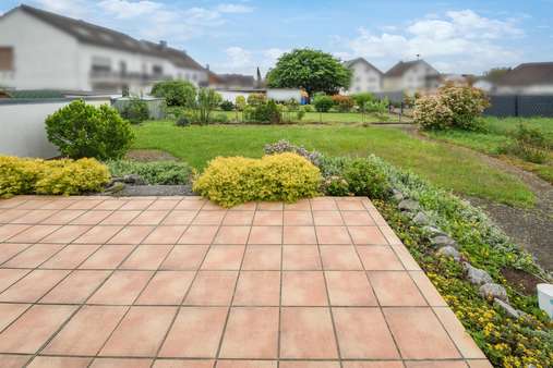 Terrasse und Garten - Bungalow in 64859 Eppertshausen mit 107m² kaufen