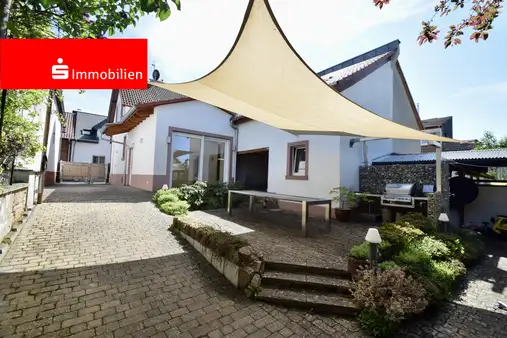Hochwertig sanierte Doppelhaushälfte mit modernem Anbau in Groß-Zimmern
