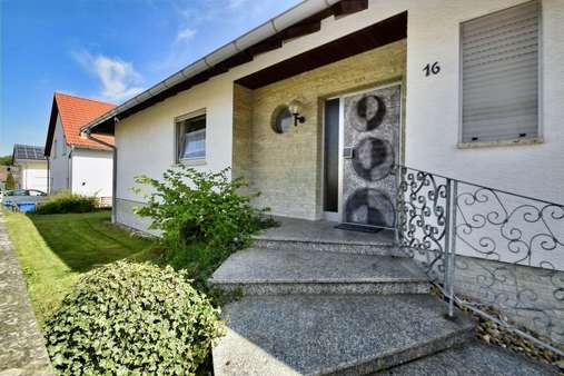 Hauseingang - Einfamilienhaus in 64850 Schaafheim mit 199m² kaufen
