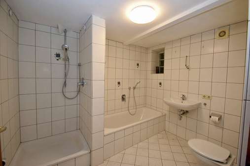 EG - Bad - Zweifamilienhaus in 63762 Großostheim mit 251m² kaufen