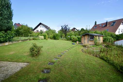 Gartenbereich mit Gartenhütte und Teich - Einfamilienhaus in 64354 Reinheim mit 92m² kaufen